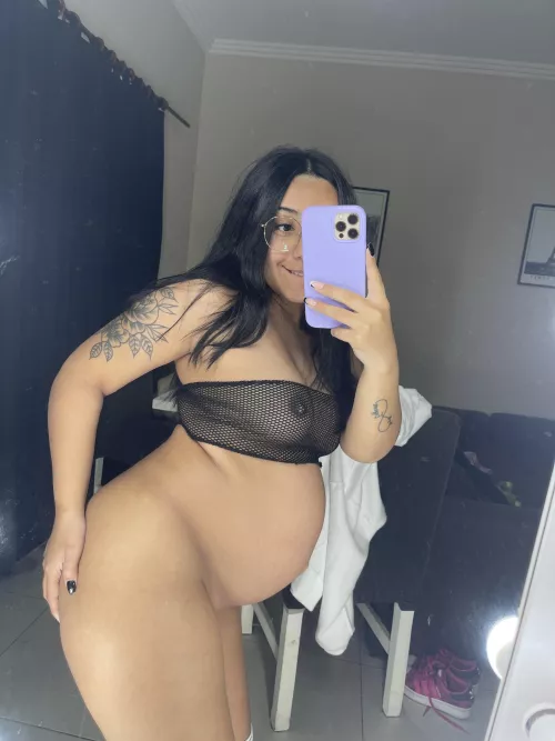 I really feel like my pregnant belly is getting bigger and bigger, but, does it really look pretty?