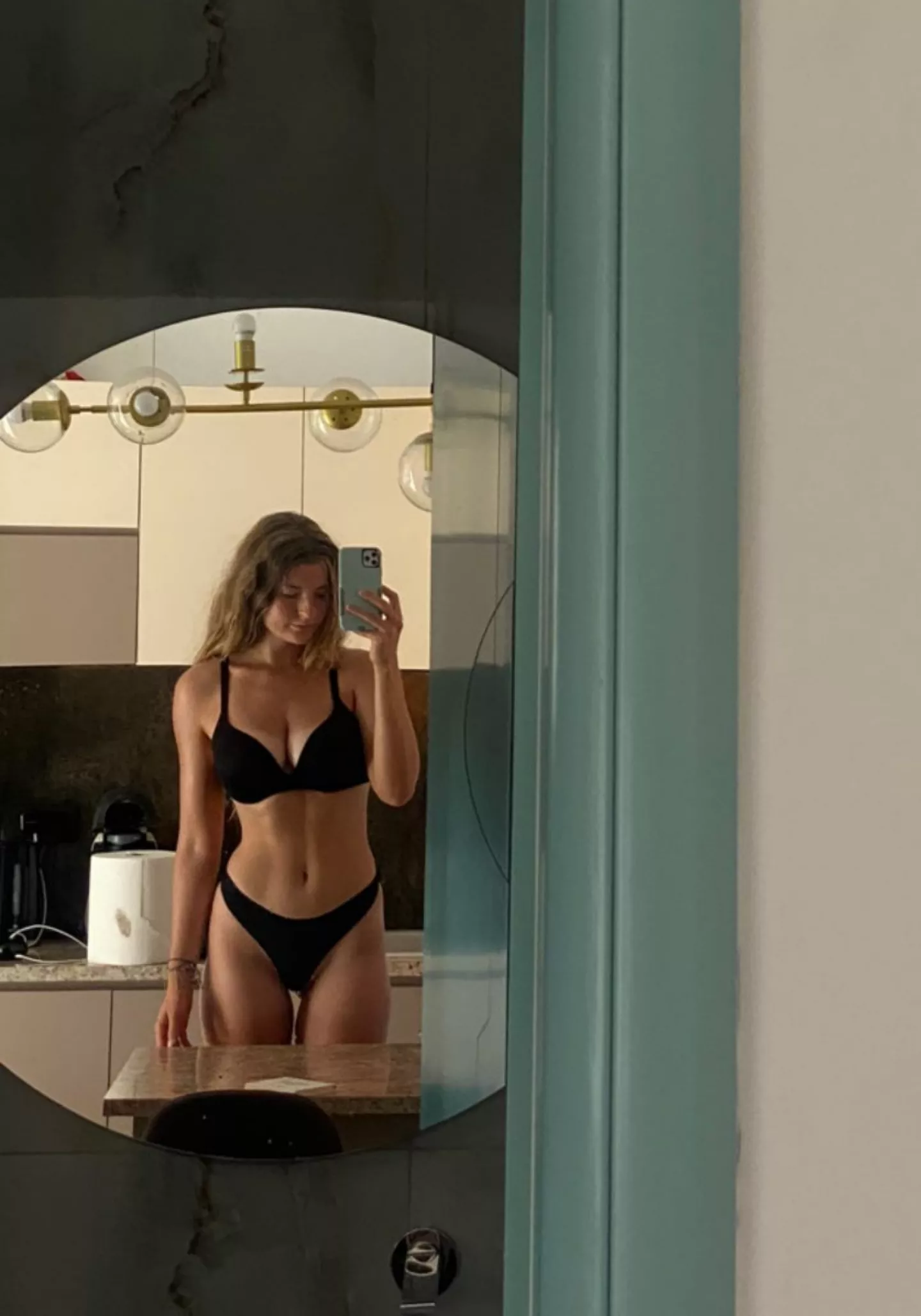 Mia | bikini selfie | IG Story