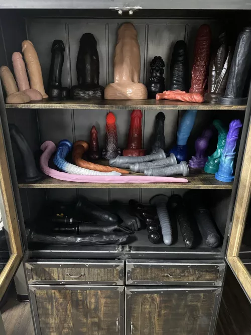 The cabinet of penetration wonders. 🍆🍌🌭🥕🥖 No discrimination... We love all sizes, colors and forms. Which ones can you take? 😈