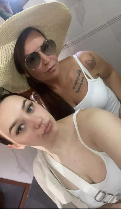 Which one, Daughter (Left) or Mother (Right)? And why?