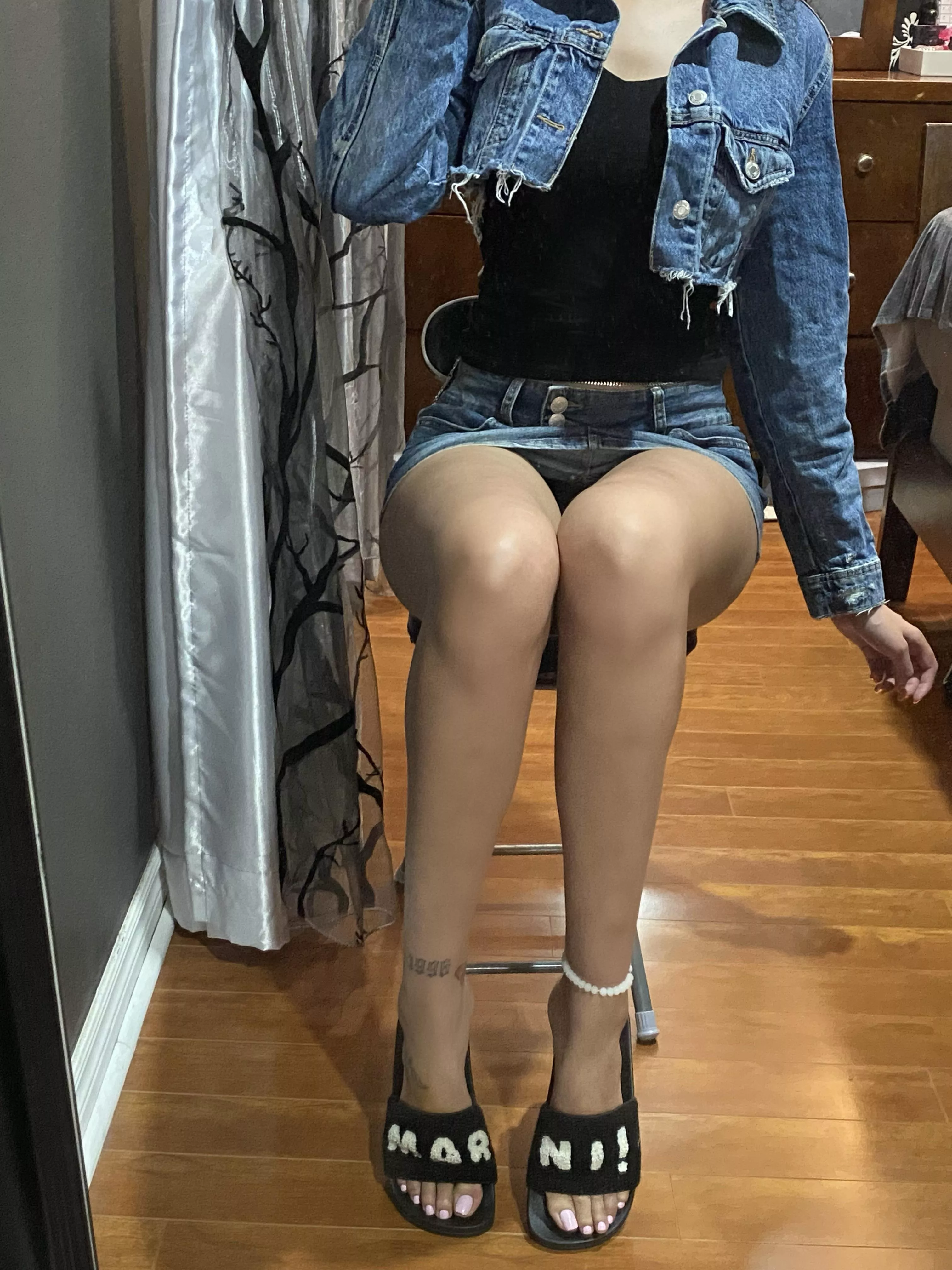 couldn’t decide between heels or slides for this outfit