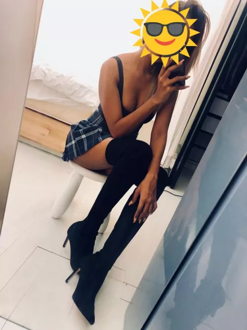 I know some you like knee-high-socks, but what about mid-thigh-boots? 🤔🦵🏿🦵🏿