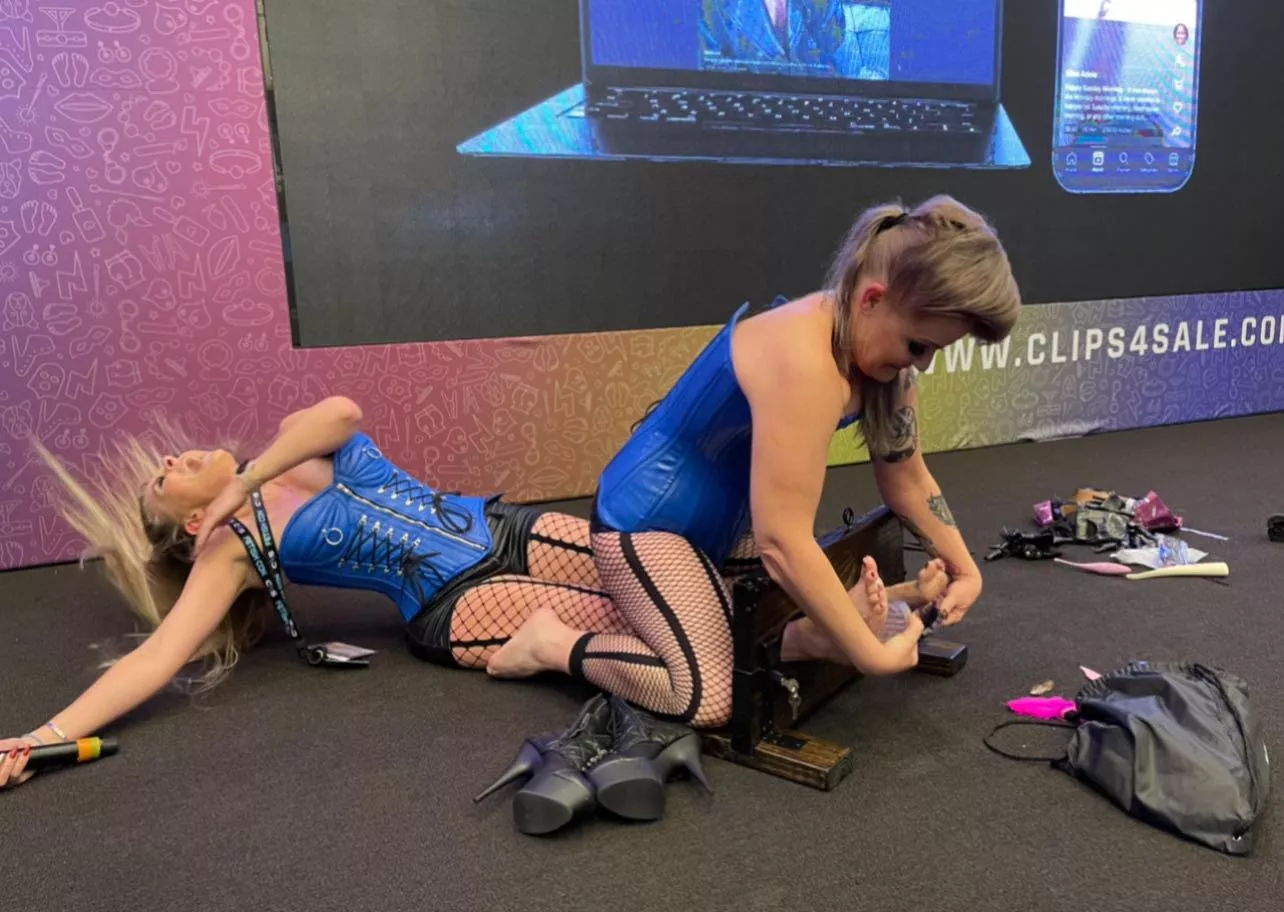 Might be one of my favorite pics of Whitney Morgan tickling me in our demo at FetishCon [oc]