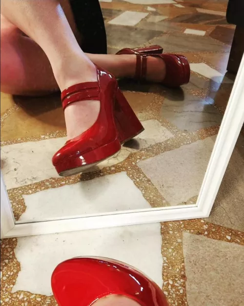 Shiny heels for your Saturday