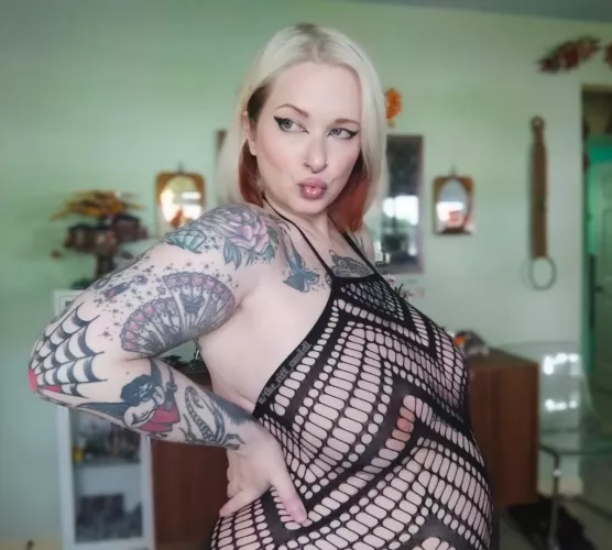 So ready to head into my third trimester soon and then into goth mom status!