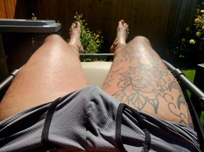 Tanning and sippin a cold one 🍻