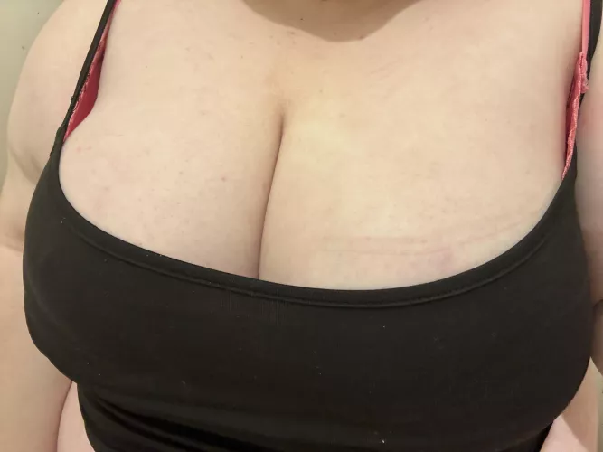 confession time, i love being a tease and showing my cleavage off in public 😈