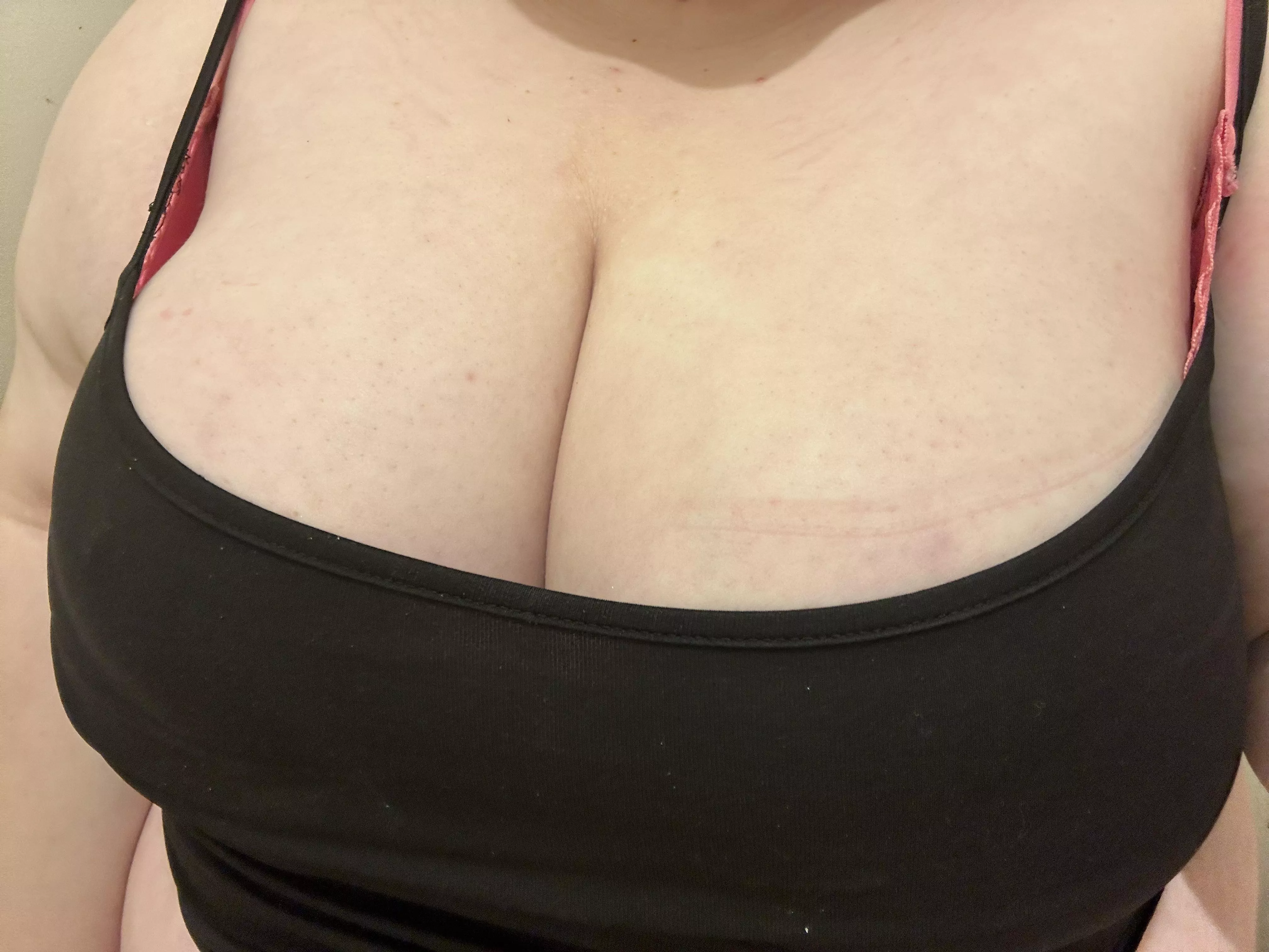 confession time, i love being a tease and showing my cleavage off in public 😈