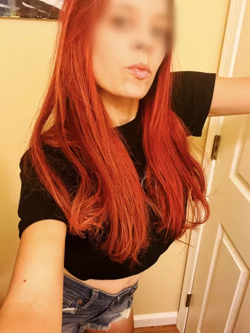 Crop top bathroom selfie ❤️