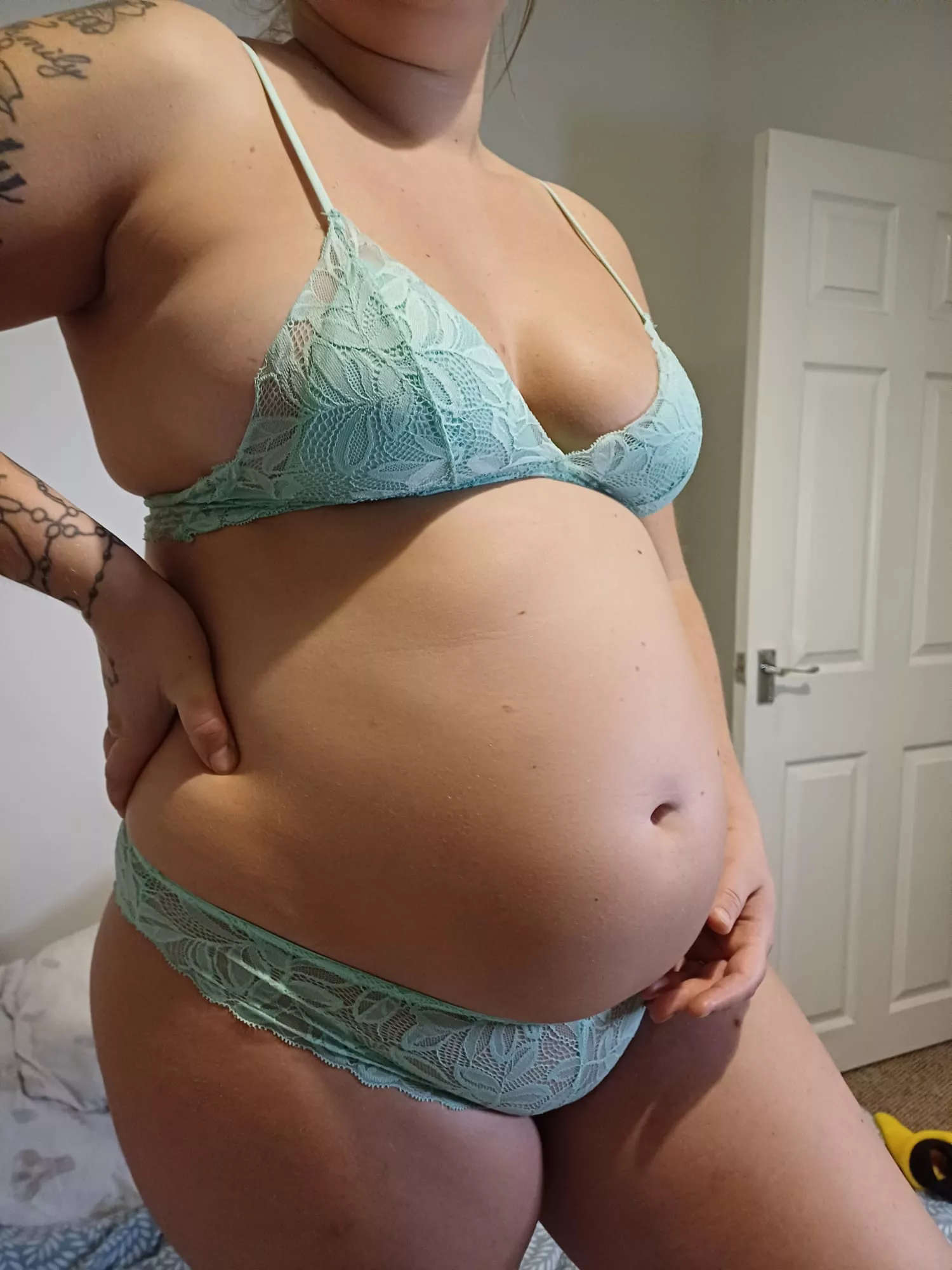 Growing so fast and I love it 😈 I hope you enjoy my bump and boobs growing as much as I do 😍