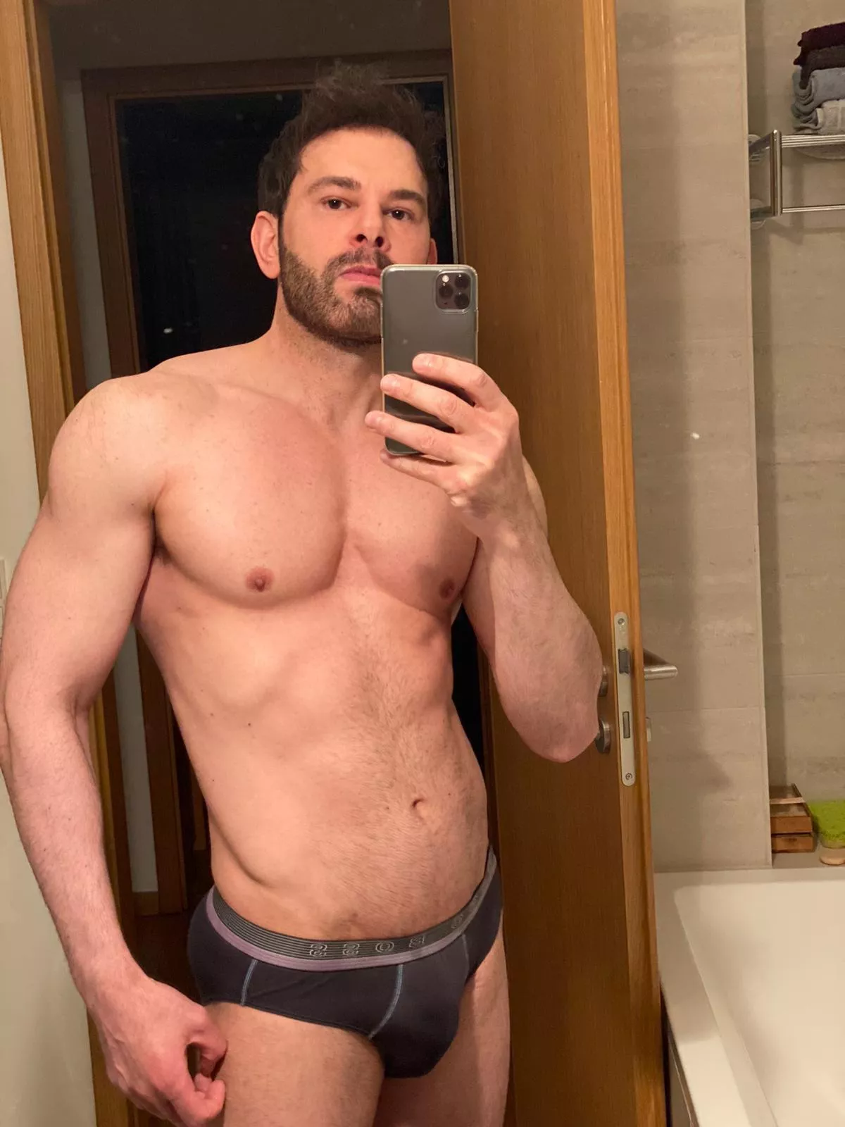 Hi guys! With or without a beard? π§π»ββοΈ Hi guys! With or without a beard? π§π»ββοΈ