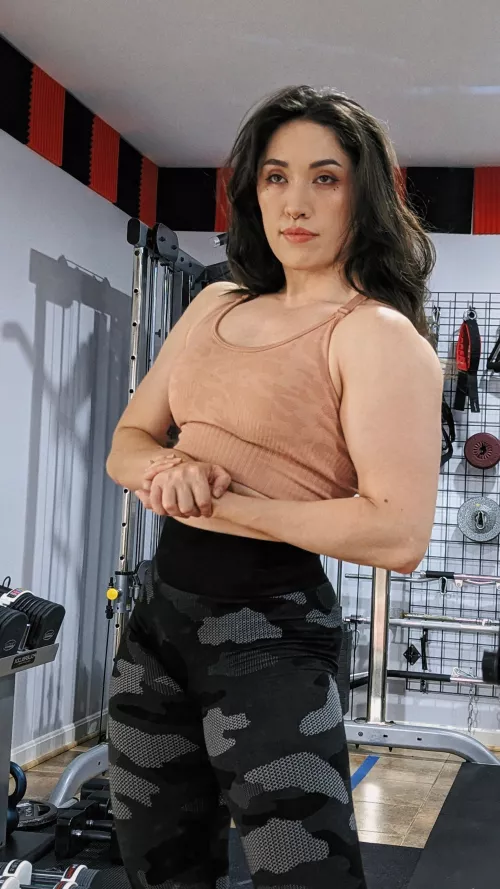 how's my side chest pose looking?