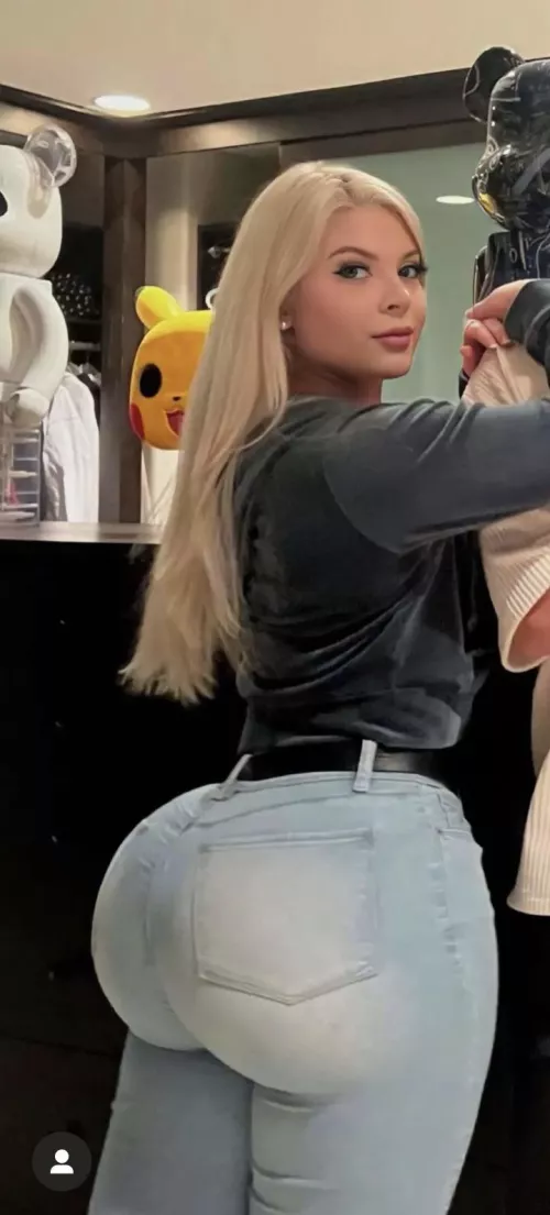 Maxing those jeans OUT