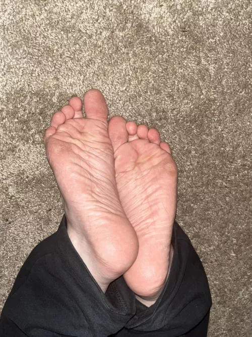 Need someone to lotion my feet before bed 🥺