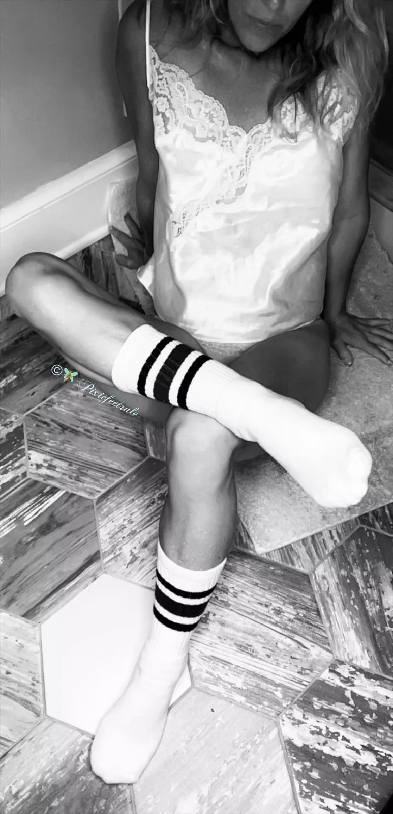 Skater girl meets sexy MILF? 😈