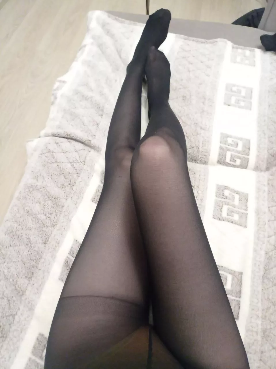 skinny legs ><
