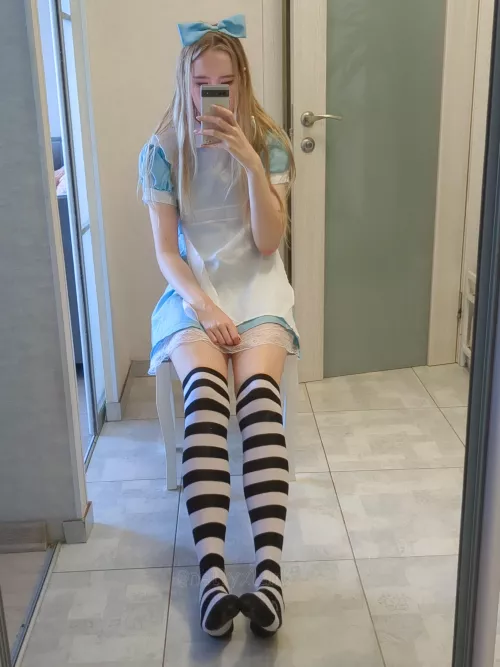 Alice in Wonderland by nellyxlamb