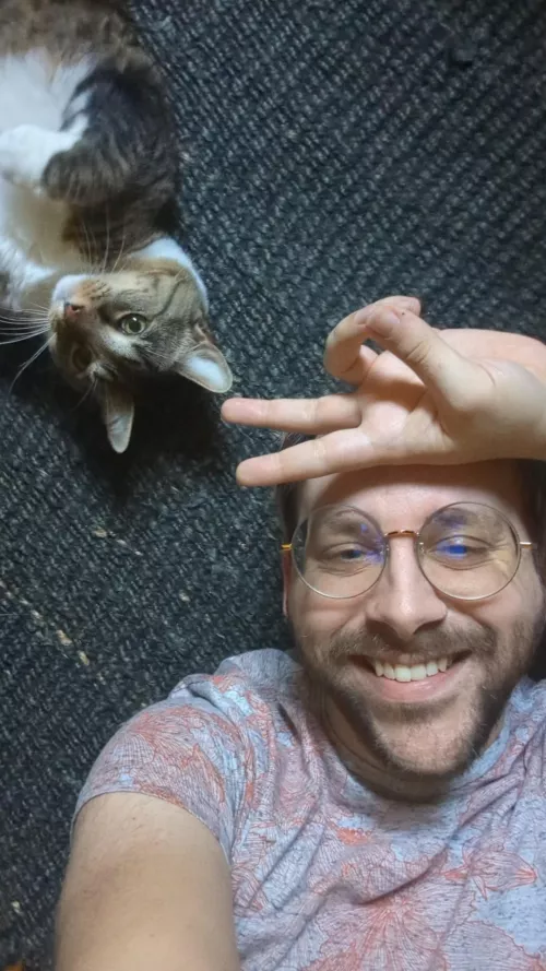 Anxiety brain has me on 2 hrs of sleep, but I've got this guy here to keep me going 😻