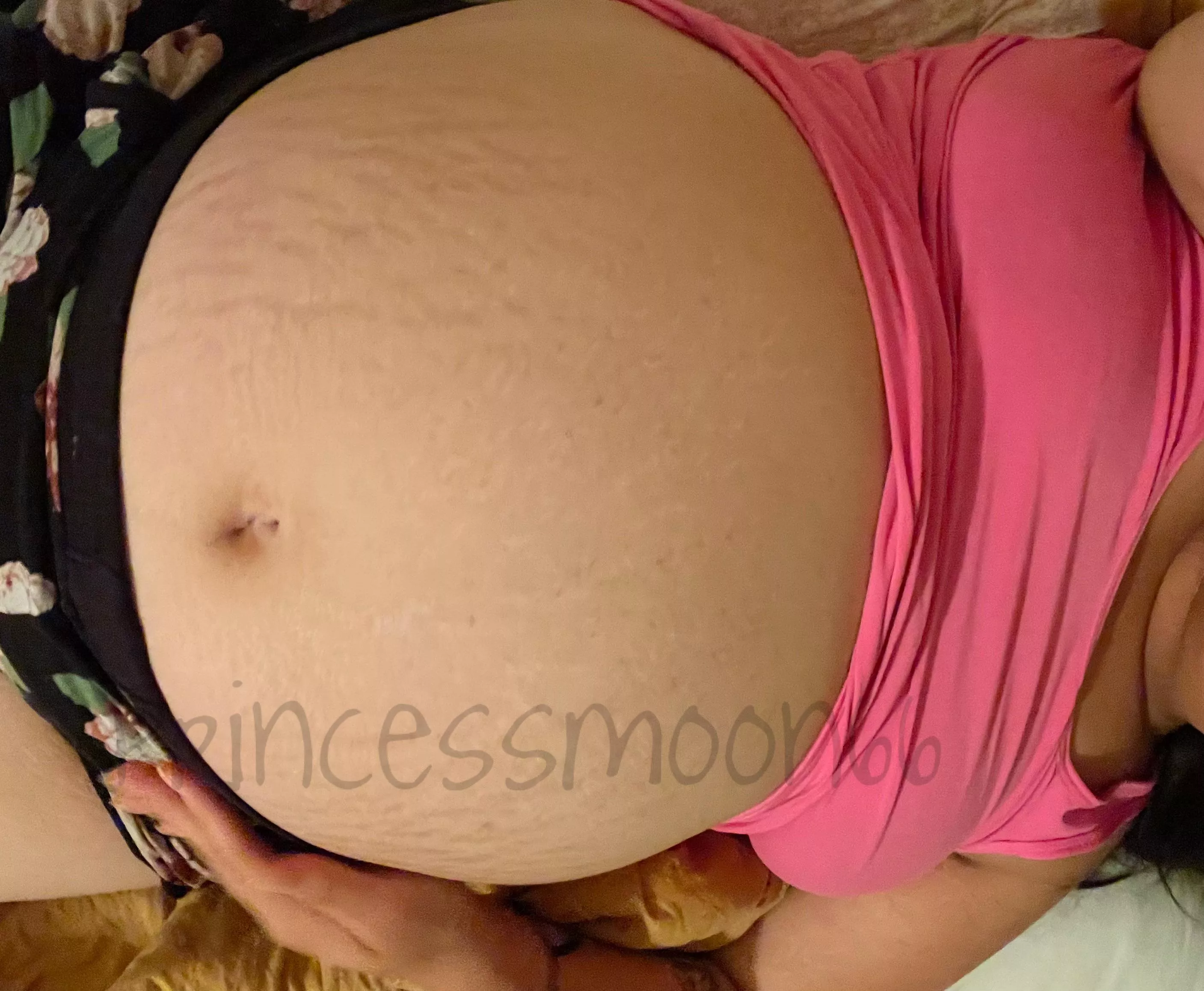 Belly button is getting ready to POP 💦 can you cum all over my big belly? 🤰🏻