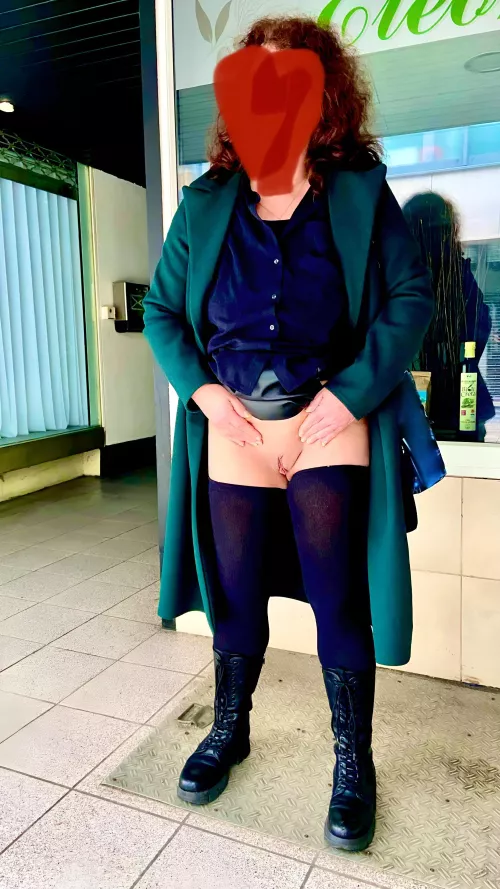 (F54) in the shopping mile