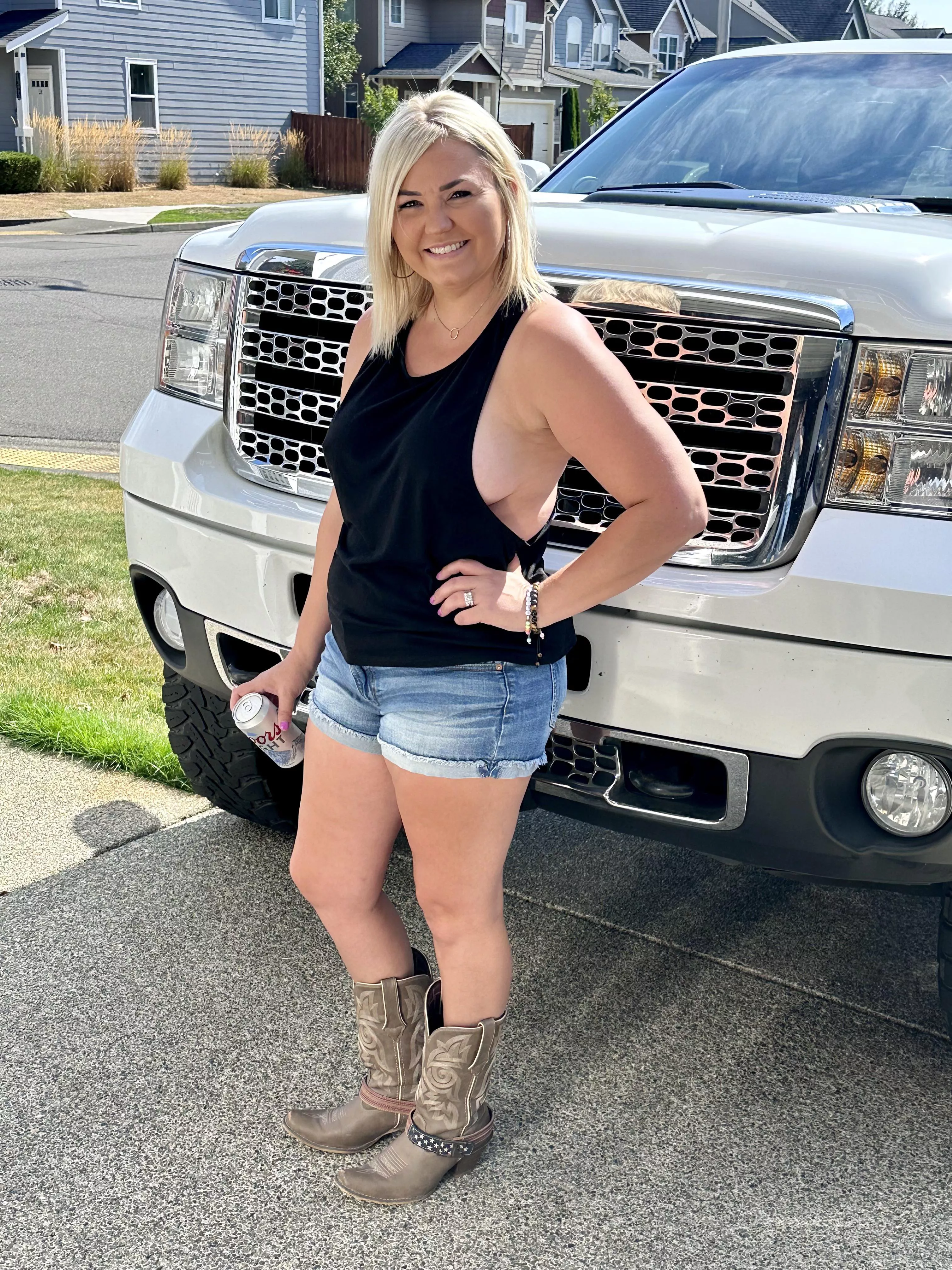 Just a regular mom and wife who loves teasing people and turning heads in public. 💋