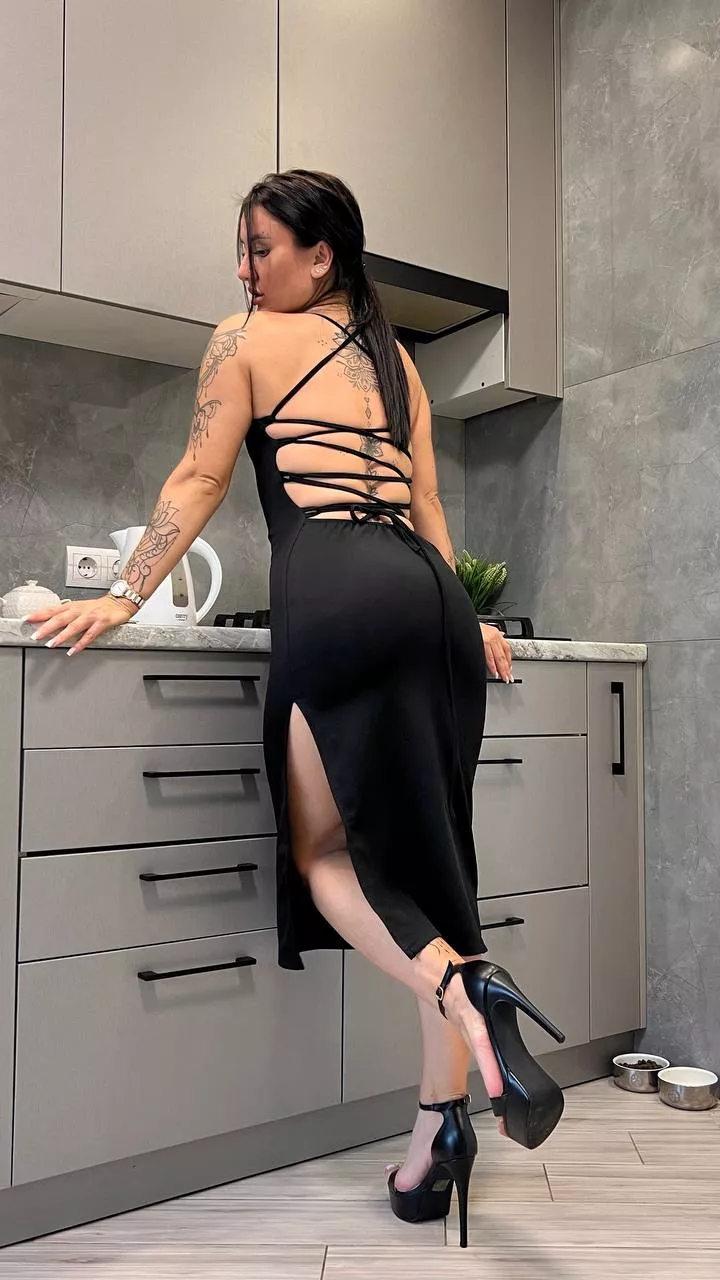 love the back view of this dress