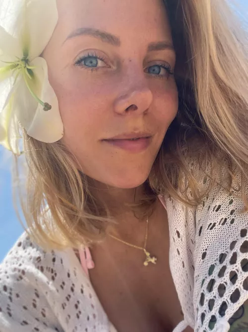 Oh... you noticed me between all those wild nudes? Hello then 😍