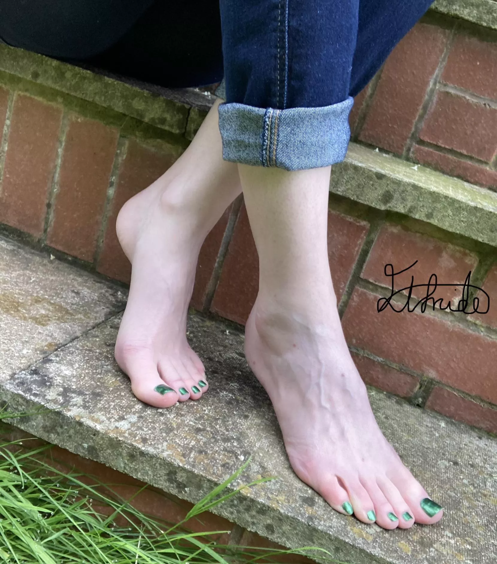 Pretty green toes