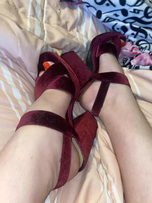 pretty red toes in maroon heels