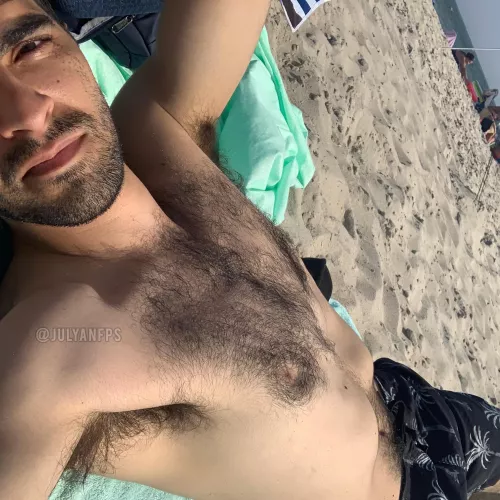 Beach day anyone? 😁