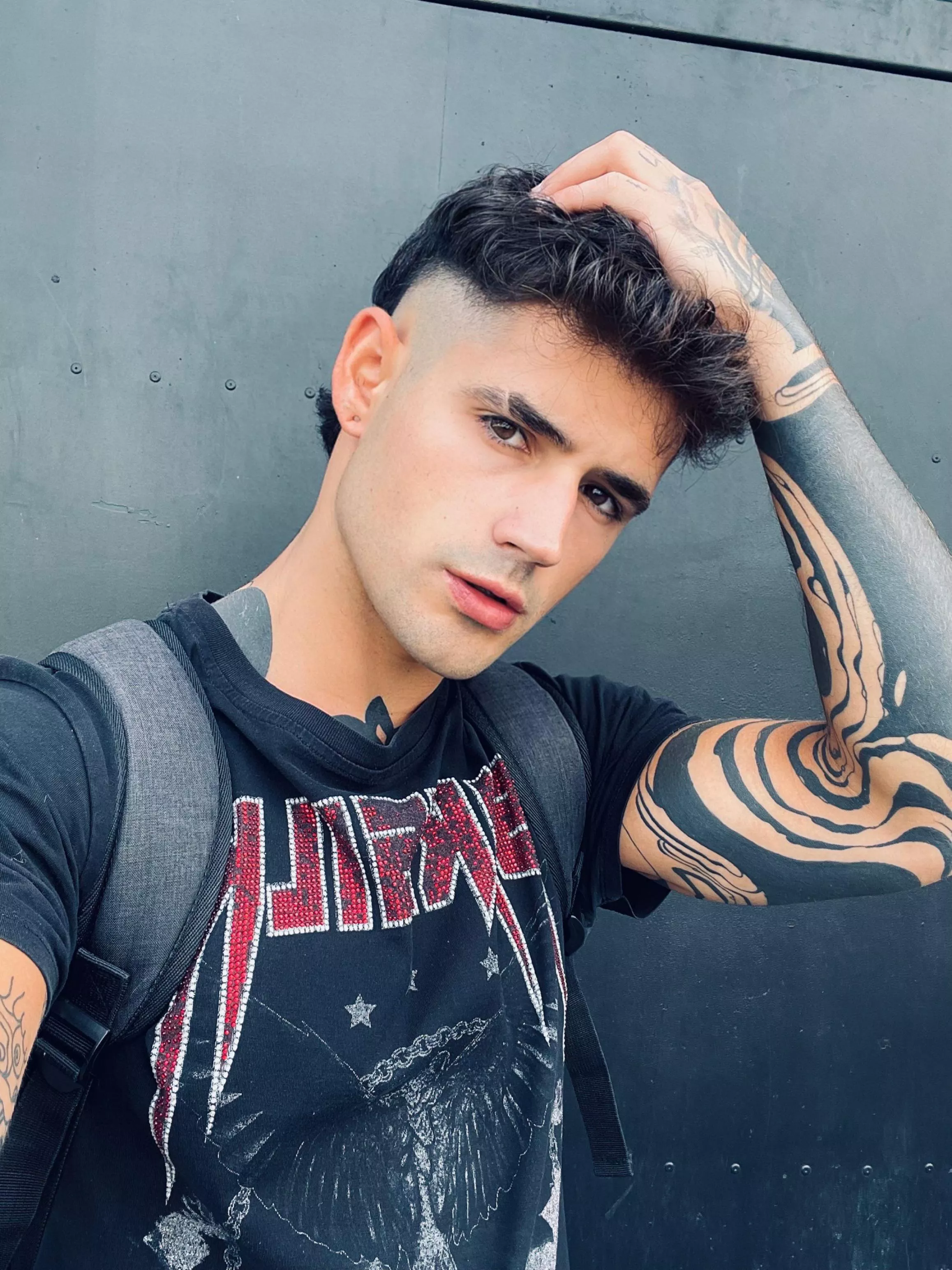 Do you like me with clothes?😌