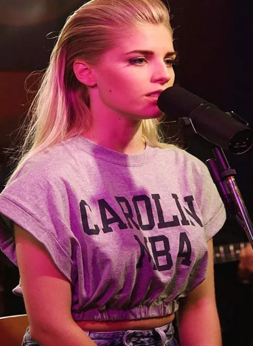 Hannah Reid lead singer of London grammar