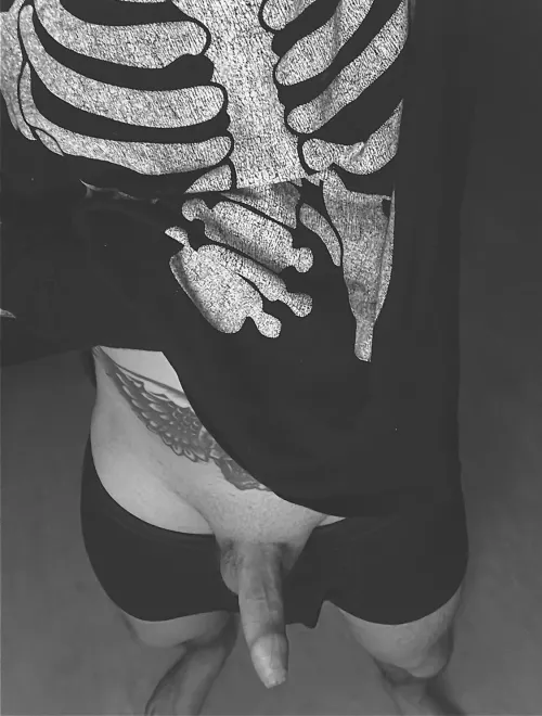 Horny bored and stuck in work, who’s gonna keep entertained?