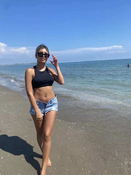 Such a nice tight tummy [IMG]