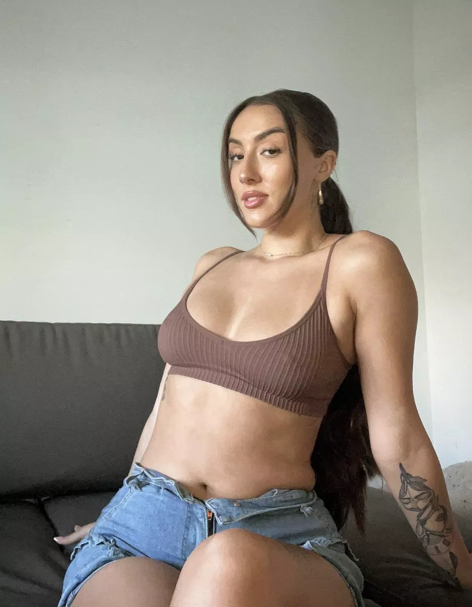 Time for you to admit you love crop top girls