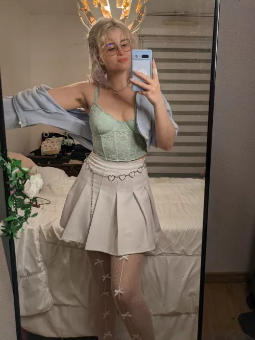 Took this pic without noticing my hairy armpits but now that i do i find them kinda cute 🫣😳