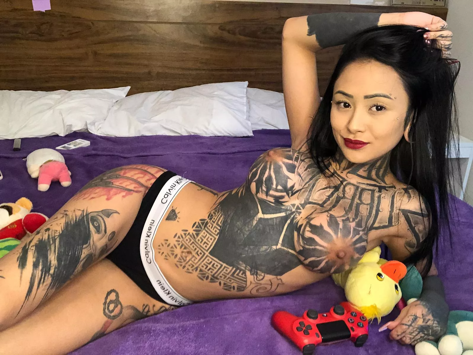 Anyone wanna get naked and play COD with an alt asian?