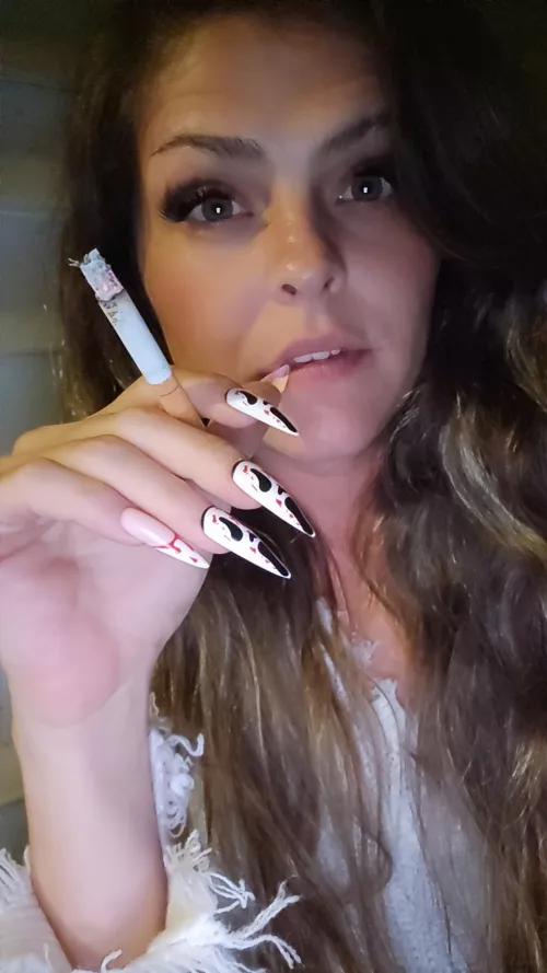 Did my nails and lashes, now cig time 🤭