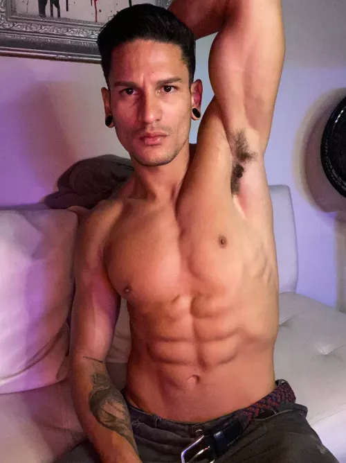 My gf shames me for body hair. Should I leave the hair anyway?