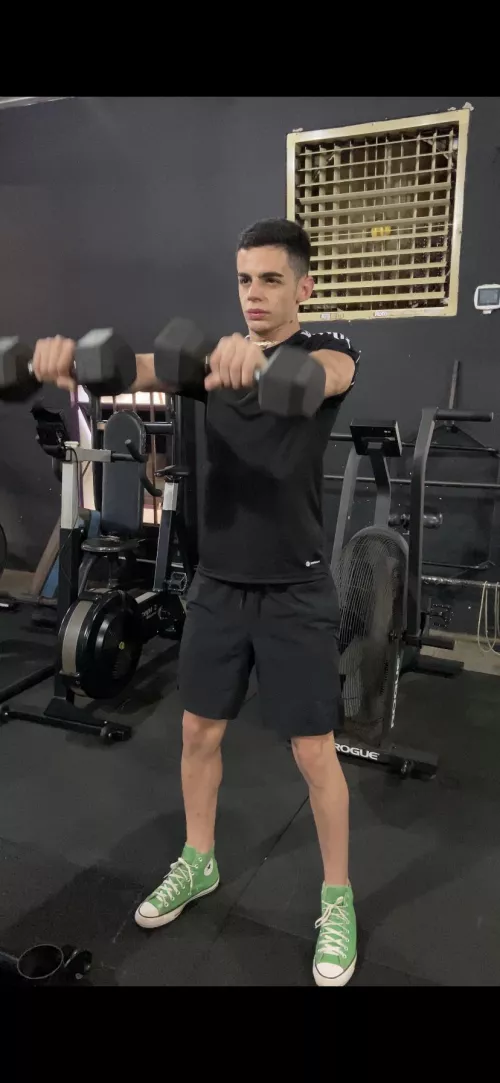 this morning at the gym the training was chest and shoulders😍