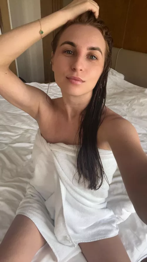 What a flight attendant looks like right after a shower