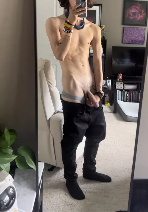 [22] using my friends mirror while she showers 🙈