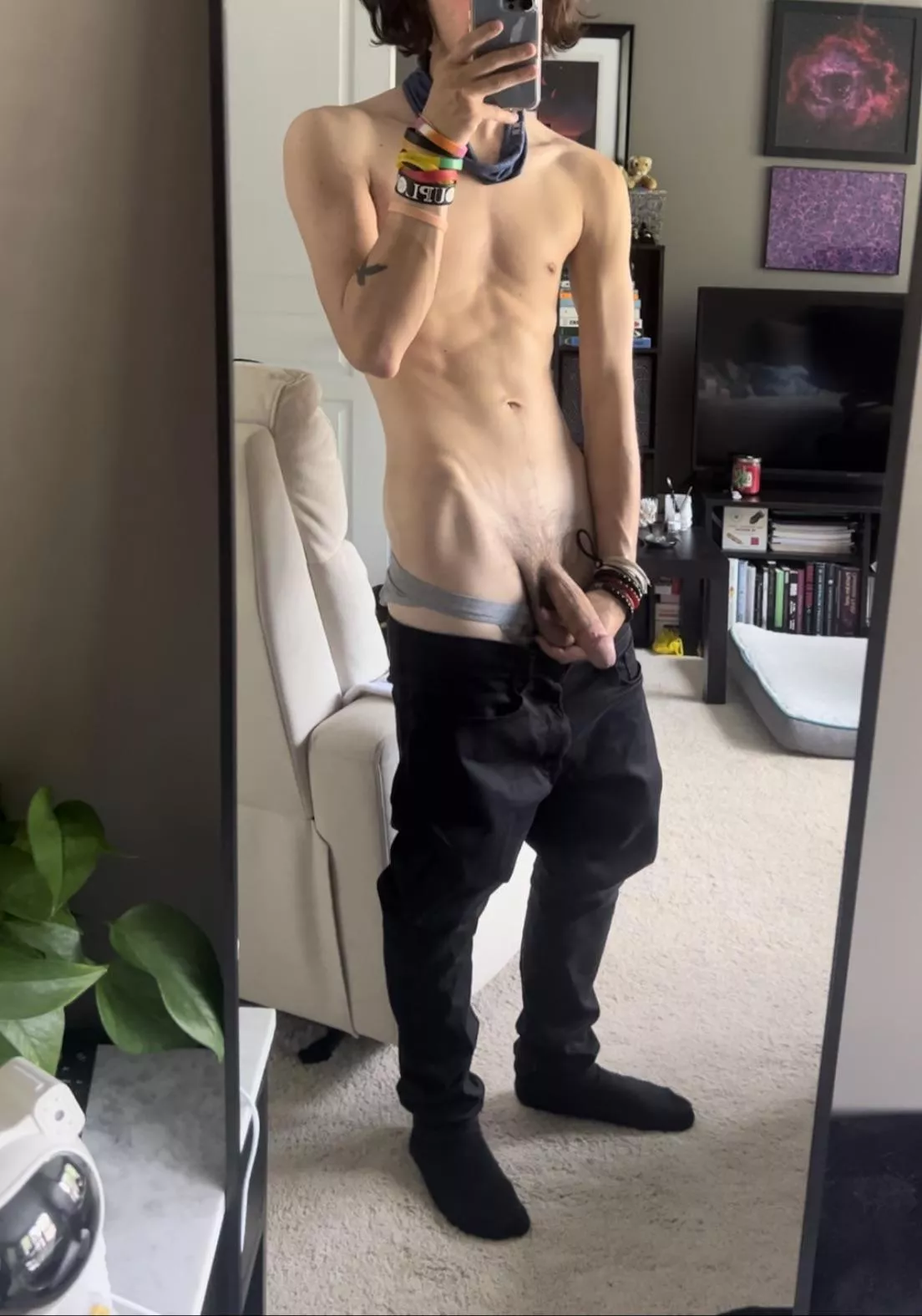 [22] using my friends mirror while she showers 🙈