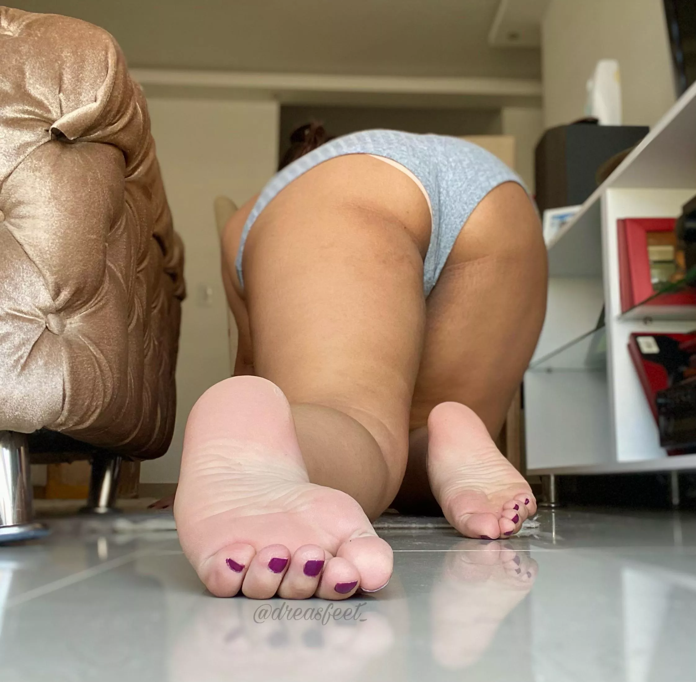 Crawling away from broke men, bye bye👋🏼