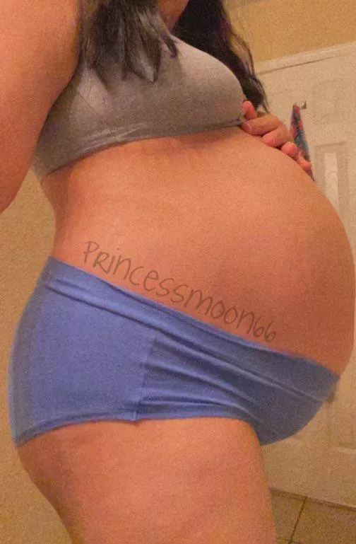 Do my pregnant curves make you hard? 🤰🏻