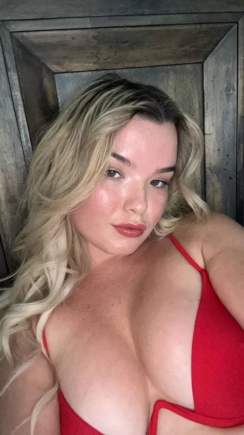 Heard you wanna date a cute blonde, hmu