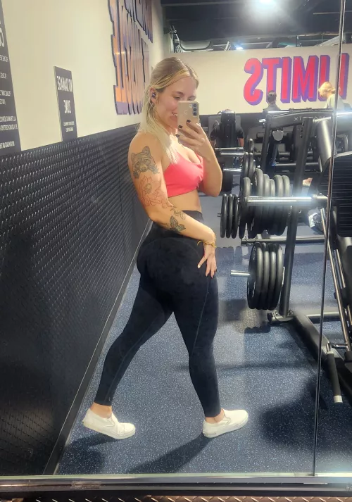 I cannot find good lighting in this gym but my butt looks nice huh