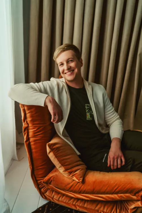 I had a professional photo taken for the first time in 5 years 🤓