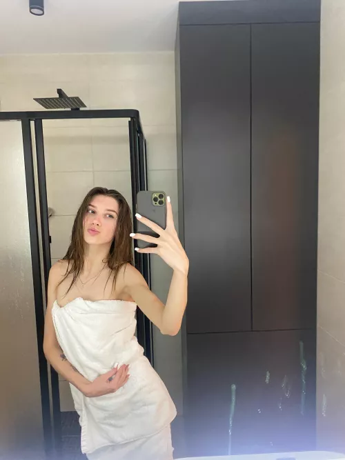 I like to take selfies after a shower F19