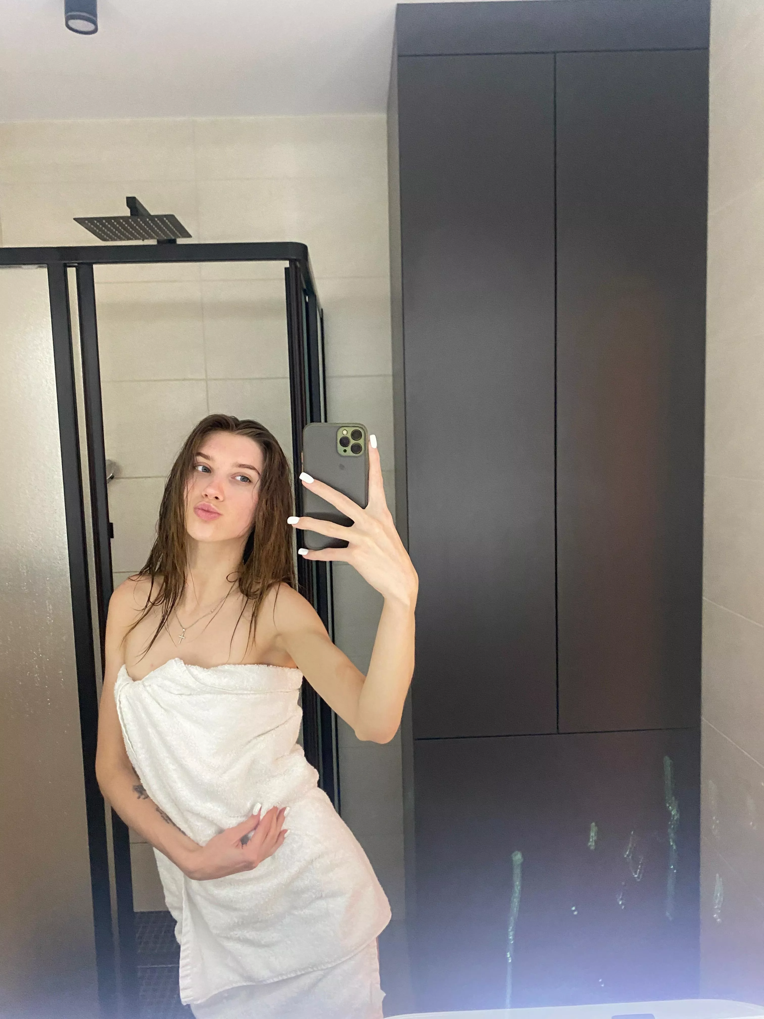 I like to take selfies after a shower F19